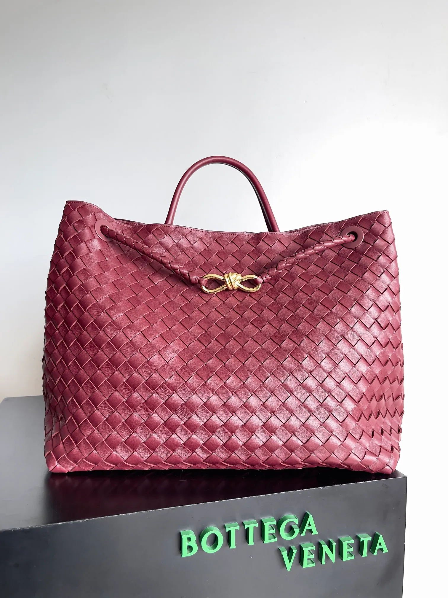 Batch 3760 Recently, the same style of bag that celebrities love is both high-end and practical. Michelle Yeoh, Kim Namjoon, Jing Boran, Tong Liya, Sun Qian, Wu Qianyu, Du Juan, Ma Yili and Bai Baihe are all carrying Bottega Veneta summer series Andiamo handbags. Andiamo has a simple structure and rounded lines. The whole piece is made of Nappa leather. It is comfortable, soft and dynamic. It adds interest to daily life and can be easily matched with various styles. Andiamo handbags are available in three sizes: small, medium and large. There are many colors to choose from, which can meet different needs. You can really carry it whether it is daily or attending events. Style number: 743575 Size: 45*22*34 including handle height 44cm